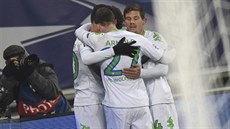 VEDEME! Fotbalisté Wolfsburgu se radují z gólu proti Gentu. VEDEME! Fotbalisté Wolfsburgu se radují z gólu proti Gentu.