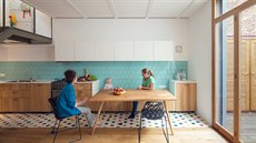 Architekti vytvoili multifunknost prostor. Lavice v kuchyni je vhodná k...