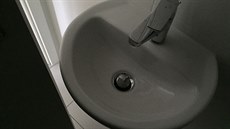 Ukázka problém v rzných novostavbách. Pohled na umývátko pi výstupu z WC....