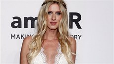 Thotná Nicky Hiltonová na amfAR Gala (New York , 10. února 2016)