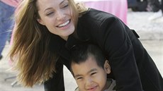 Angelina Jolie a její syn Maddox (New Orleans, 3. prosince 2007)