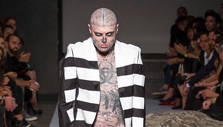 Model Rick Genest na pehldce lto 2015