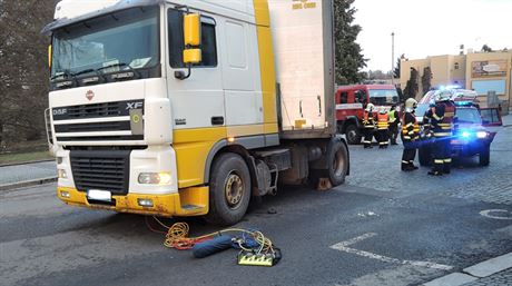 Hasii v centru Turnova vyproovali cyklistu zpod kamionu (24. února 2016).