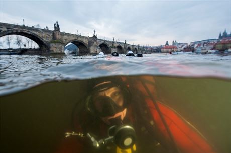 Jedinené selfie potápe pi hledání zbytk Juditina mostu ve Vltav.