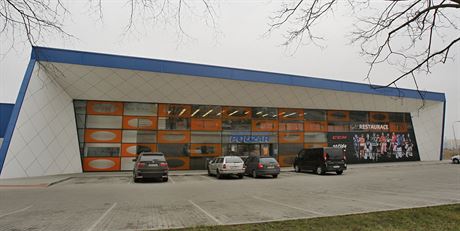 Hokejové centrum Pouzar stojí u eskobudjovického sídlit Máj.