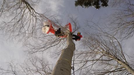 Na beskydském vrcholku Praivý uvázl paraglidista. Na pomoc ekal v korun...