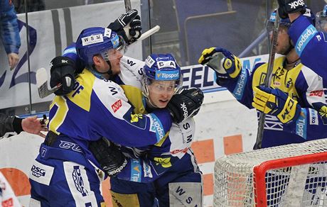 Zlíntí hokejisté se radují z gólu, vlevo jeho autor Daniel tumpf.