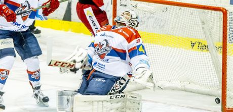 Pardubický branká Brandon Maxwell práv inkasoval gól v zápase s Olomoucí.