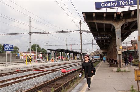 Vlevo na fotografii nové nástupit, vpravo staré. Rozdíl v délce zasteení je...