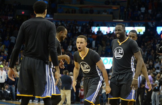 Stephen Curry (. 30) z Golden State práv rozhodl souboj s Oklahoma City, za...