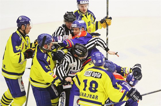 Potyka v utkání eské Budjovice vs. Perov (lutá).