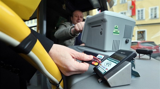 Cestující zaplatí v autobusech v Chebu a Sokolov bankovní kartou.