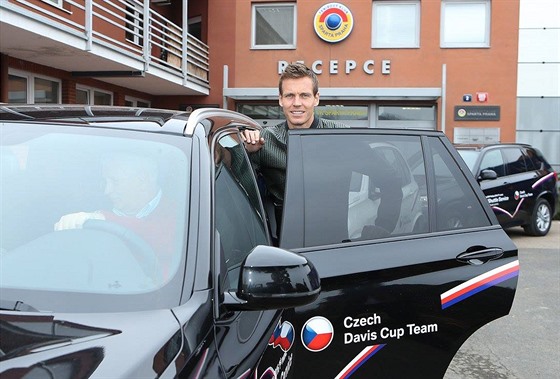 Tomá Berdych nastupuje do auta ped odjezdem eských tenist na Davis Cup do...