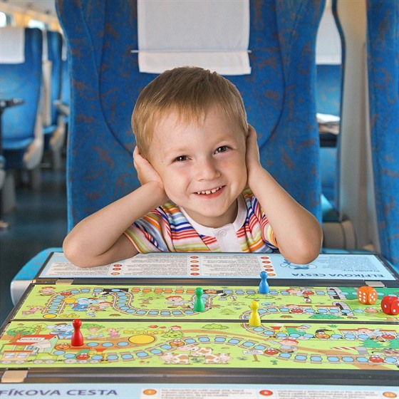 Cestování s dtmi vlakem je v dnení dob snazí. etí dopravci nabízejí speciální dtská kupé i nejrznjí stolní hry.