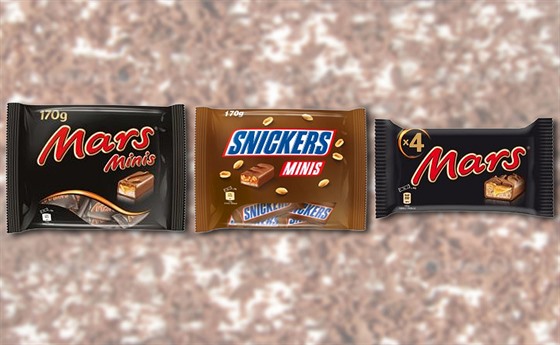 Balení tyinkek Mars a Snickers s rizikem výskytu plastových úlomk. Ilustraní...