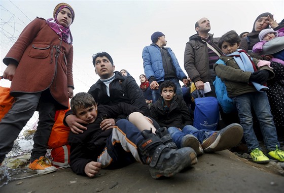 Uprchlíci ekající poblí vesnice Edomeni, a budou moci pejít hranice do...