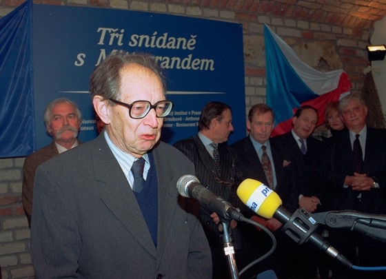 Nkdejí mluví Charty 77 Milo Hájek na snímku z roku 1998 z akce Ti snídan...