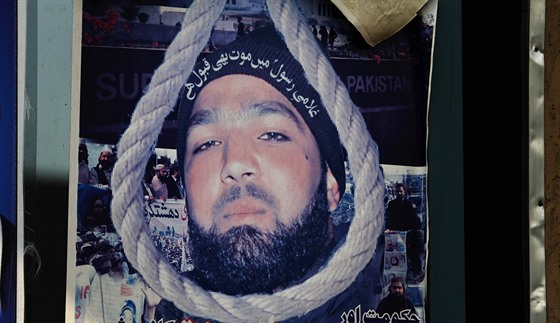 Plakát s Mumtázem Kadrím nedaleko jeho domu v pákistánském Rávalpindí (29....