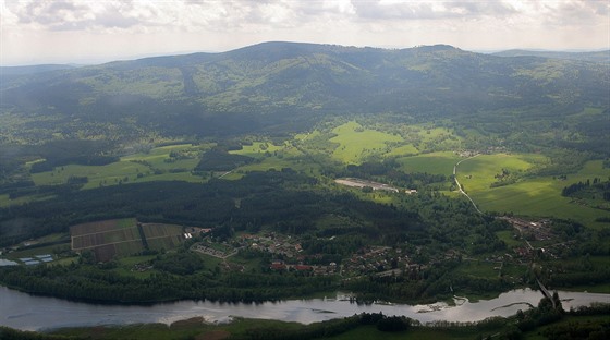 Pohled na hraniní heben. V dolní ásti snímku je Lipno a Nová Pec. Uprosted...