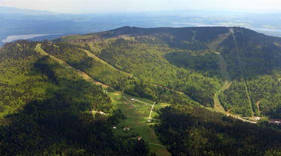 Na rakouské stran Smriny (pravý vrchol) jsou sjezdovky areálu Hochficht, na...