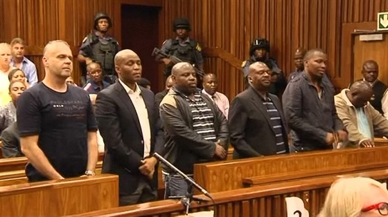 Radovan Krejí (první vlevo) eká na rozsudek ped jihoafrickým soudem. (23....