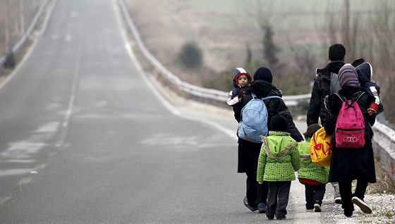 Migranti uvznní na ecko-makedonské hranici (24. února 2016)