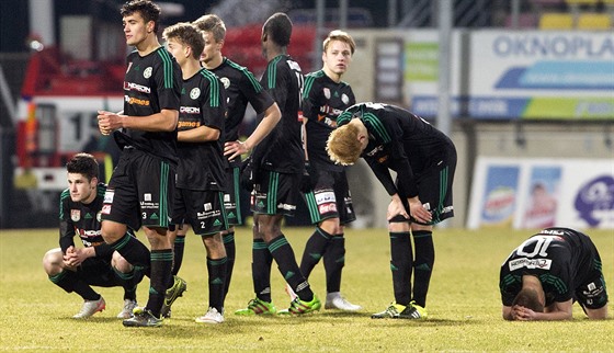 Zklamaní fotbalisté Píbrami po poráce v osmifinále mládenické Ligy mistr v...