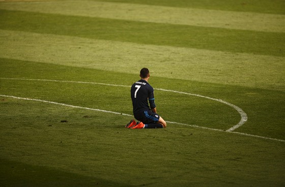 Cristiano Ronaldo z Realu Madrid zklamaný na kolenou