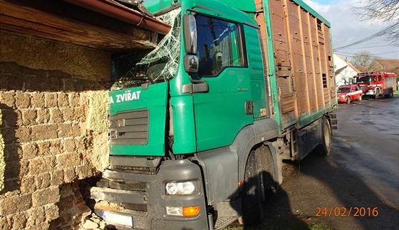V obci Skomelno nabouralo nákladní auto na pevoz zvíat do zdi rodinného domu....