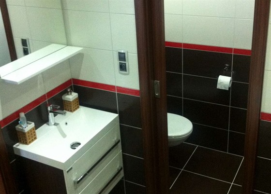 WC je samostatné, pístupné je vak pouze pes koupelnu.
