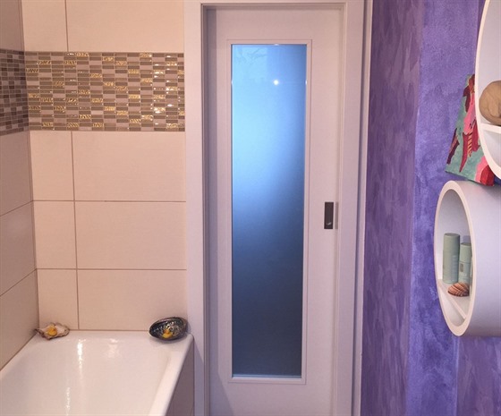 Koupelna po rekonstrukci - prosklené dvee propoutjí svtlo do pedsín.