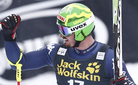 Italský lya  Dominik Paris se raduje z triumfu ve sjezdu v Chamonix.