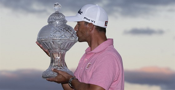 Australský golfista Adam Scott s trofejí pro vítze turnaje Honda Classic.