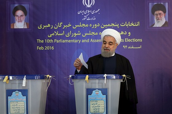 Íránský prezident Hasan Rúhání bhem parlamentních voleb (26. února 2016).