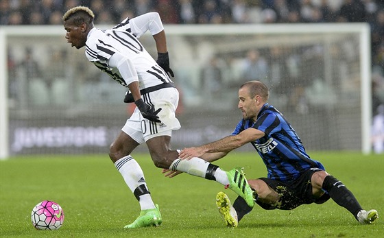 Rodrigo Palacio (vpravo) z Interu Milán se pokouí polapit Paula Pogbu z...