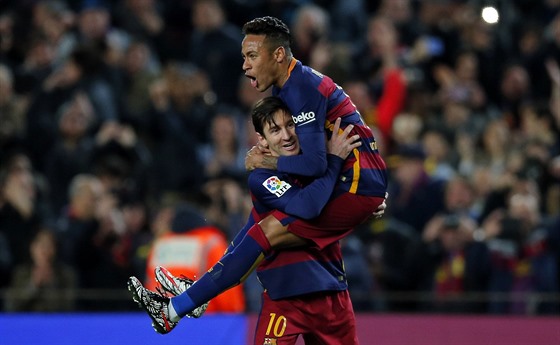 Lionel Messi (vlevo) a Neymar se radují z gólu Barcelony.