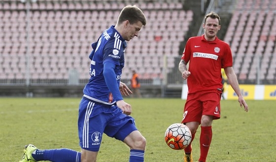 Momentka z duelu Brna a Olomouce, vpravo je domácí útoník Jakub ezníek.