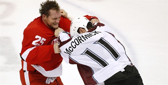 TO BYLO TENKRÁT. Cody McCormick (vpravo) z Colorada a Darren McCarty z Detroitu...