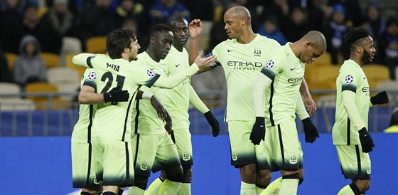 SUPER, HOI! Fotbalisté Manchesteru City se radují z gólu na stadionu Dynama...