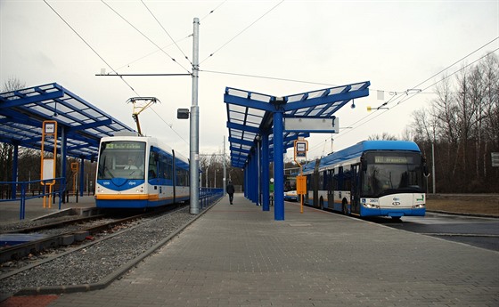 Cestující z Karvinska si zvykají na nový dopravní terminál Hraneník. Od 12. ervna pak pijdou o ást spoj mezi Havíovem a Ostravou.