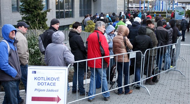 V Olomouci a dalích mstech kraje ekaly davy lidí ve frontách, aby získali...