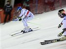 Veronika Velez-Zuzulov (vlevo) a Lara Gutov v paralelnm slalomu ve...