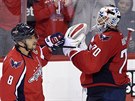 Alex Ovekin a brank Braden Holtby se raduj z glu Washingtonu.