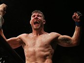 Zpasnk MMA Michael Bisping se raduje z vtzstv nad Andersonem Silvou (27....