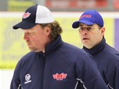 Roman Turek (vlevo) a Radek Blohlav na trninku eskobudjovickch hokejist.