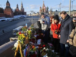 Kvtiny na Velkém moskvoreckém most, kde byl Nmcov loni 27. února zavradn....