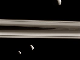 Z HLUBIN KOSMU. Ti z msíc Saturnu - Mimas, Enceladus a Tethys - zachytila...