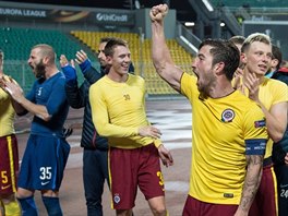 Sparant fotbalist se raduj s fanouky z triumfu v odvet vyazovac fze...