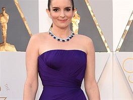 Tina Fey shla po klasickch atech s korzetovm vrkem a dlouhou sukn s...