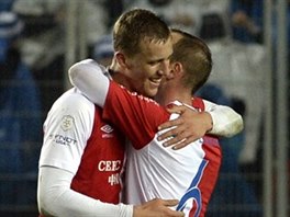 Tom Souek (vlevo) a Tom Jablonsk ze Slavie se raduj z glu proti Ostrav.